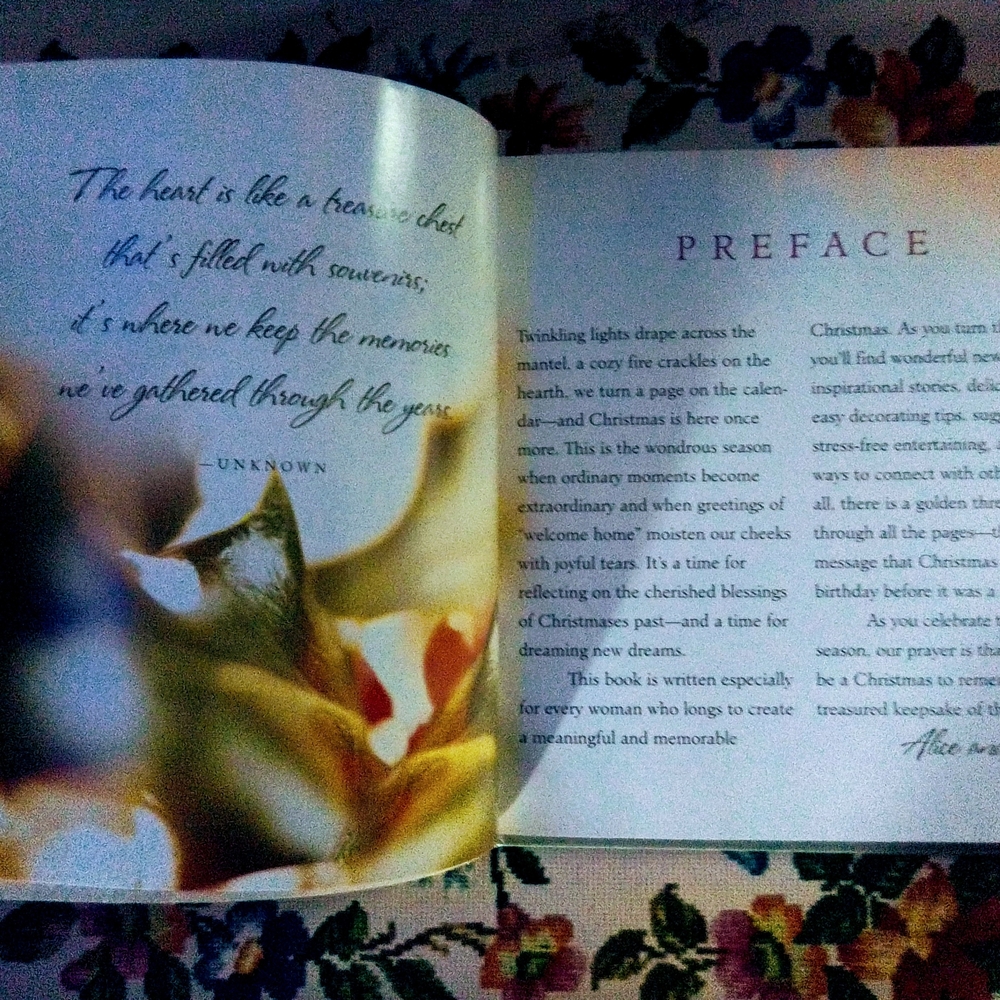 Keepsake Christmas Book - Picture 2 of 6